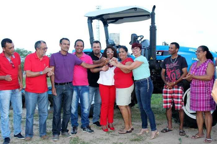 Agricultores de Valente comemoram entrega de trator via emenda do deputado Rosemberg