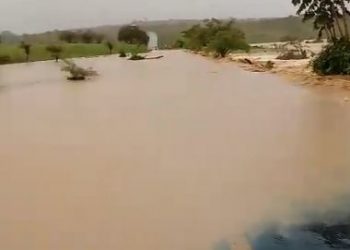 Chuva encobre estrada e deixa desabrigados em Sátiro Dias