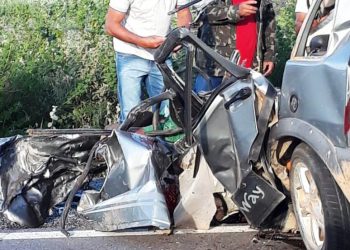 Colisão envolvendo carreta e Uno deixa dois mortos na BR 407