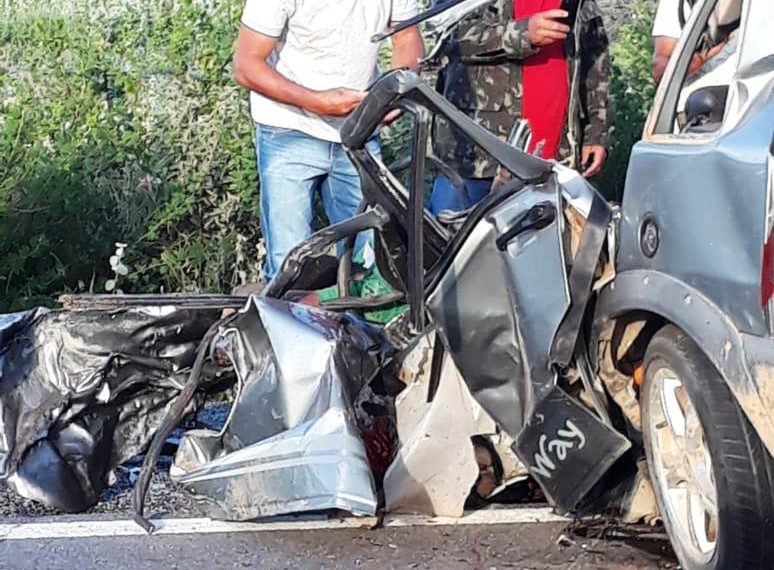 Colisão envolvendo carreta e Uno deixa dois mortos na BR 407