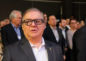 Bolsonaro anuncia demissão de Vélez e diz que Abraham Weintraub será o novo ministro da Educação