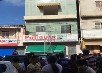 Jovem morre eletrocutado ao encostar grade de metal em rede elétrica