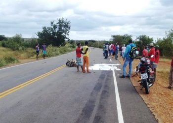 Duas pessoas morrem em acidente envolvendo caminhão e moto na BA 144