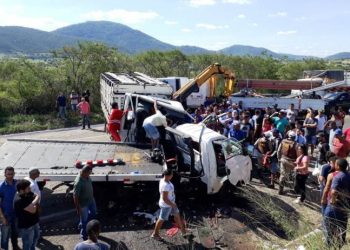 Colisão envolvendo dois caminhões deixa um morto e outro ferido na BA 052