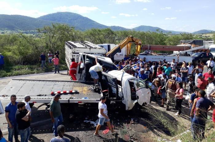 Colisão envolvendo dois caminhões deixa um morto e outro ferido na BA 052