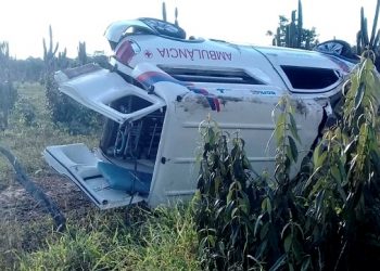 Ambulância de Riachão do Jacuípe tomba após ser atingida por carro da Secretaria de Saúde de Valente