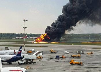Mais de 40 pessoas morrem após avião fazer pouso de emergência na Rússia