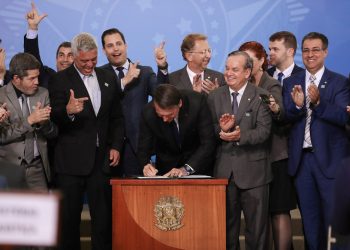 Decreto de Bolsonaro facilita porte de arma para caminhoneiros e políticos eleitos