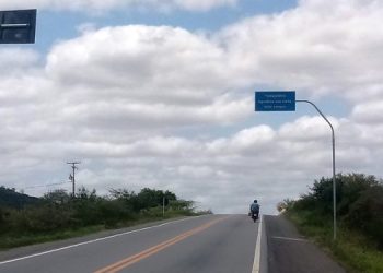 Ônibus com universitários de Ichu é assaltado na BR 324, em Tanquinho
