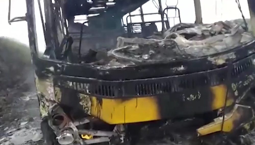 Ônibus escolar fica destruído após incêndio; estudantes escaparam por pouco