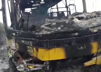 Ônibus escolar fica destruído após incêndio; estudantes escaparam por pouco