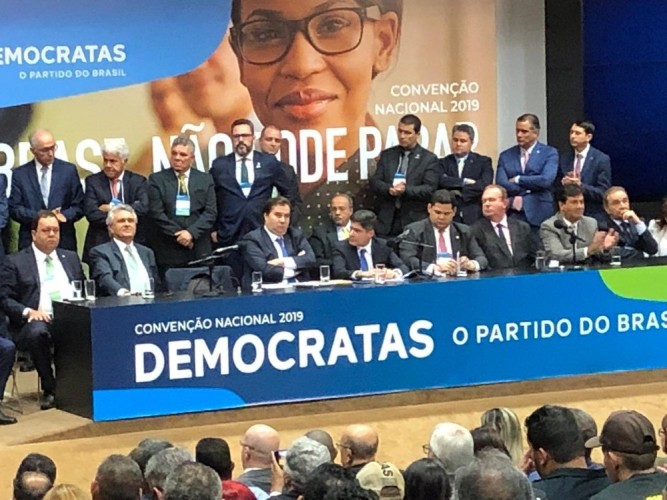 ACM Neto é reeleito presidente nacional do DEM