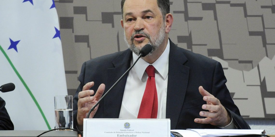 Acidente de carro na Itália mata embaixador do Brasil no Líbano