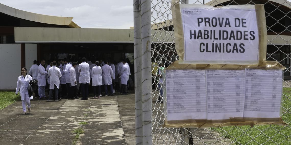 MEC quer aperfeiçoar processo de revalidação do diploma de medicina