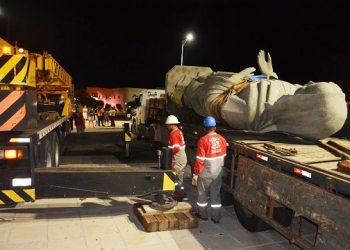 Devotos de Santa Luzia presenteiam Santaluz com estátua da padroeira da cidade