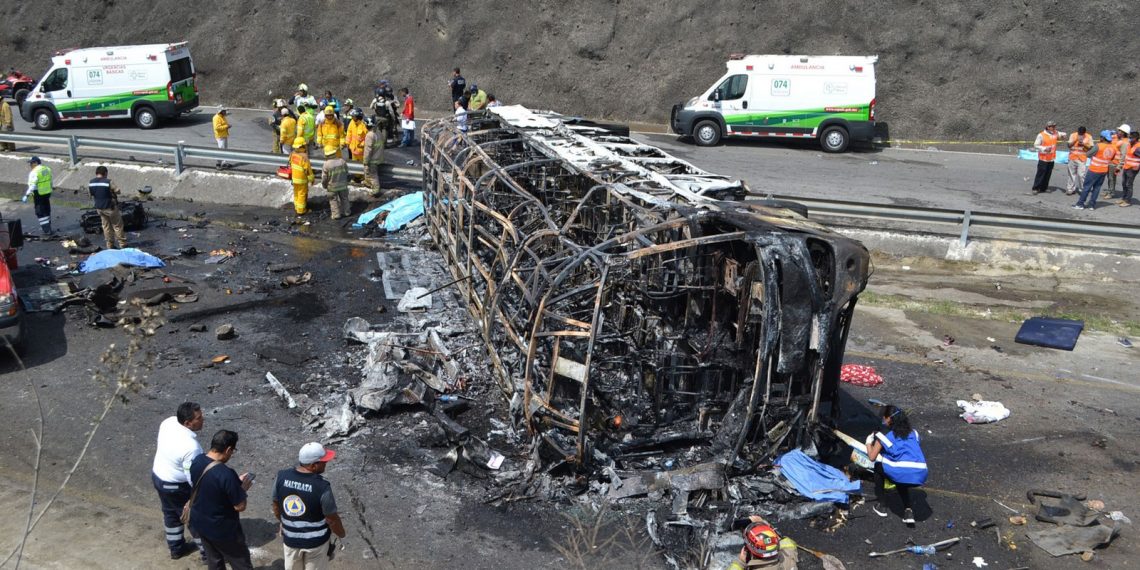 Colisão entre caminhão e ônibus com fiéis católicos mata 21 no México