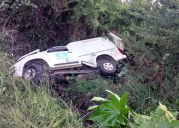 Paciente e acompanhante morrem em capotamento de ambulância na BA 052