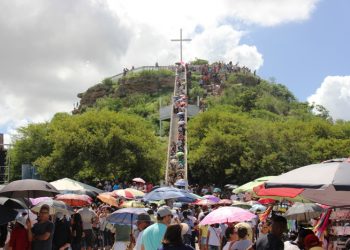 Movidos pela fé, milhares de romeiros participam da 8ª edição da Romaria da Santa Cruz do Serrote, em Sítio do Quinto