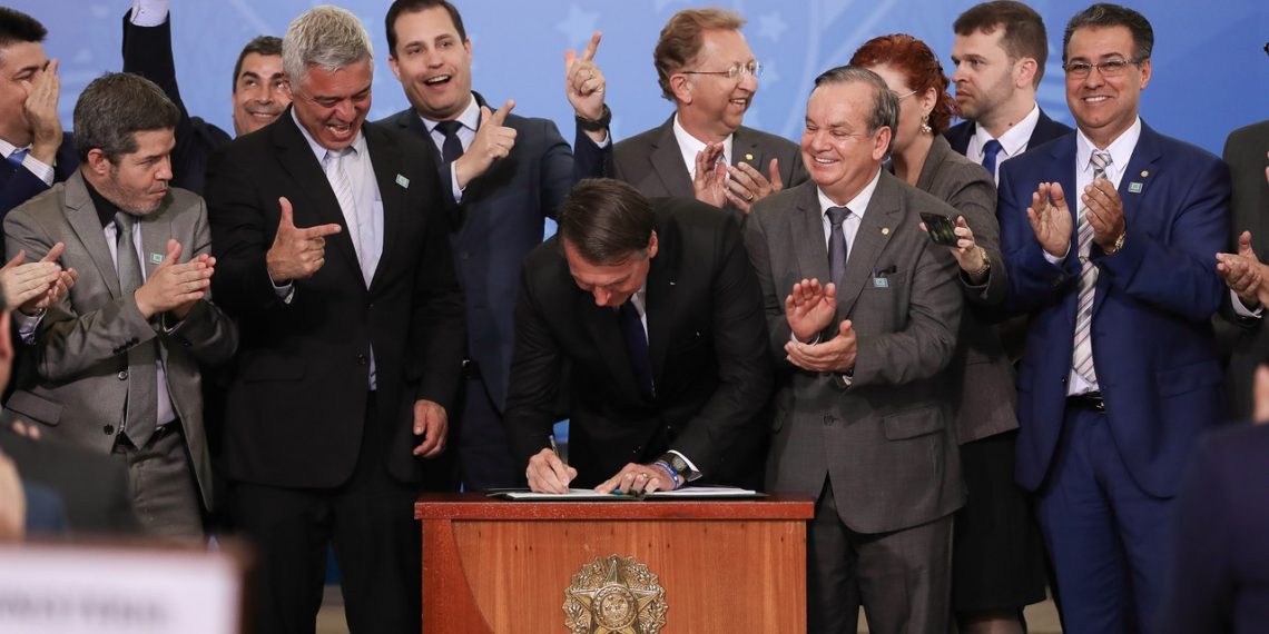 Rosa Weber dá cinco dias para Bolsonaro explicar decreto que facilitou porte de armas