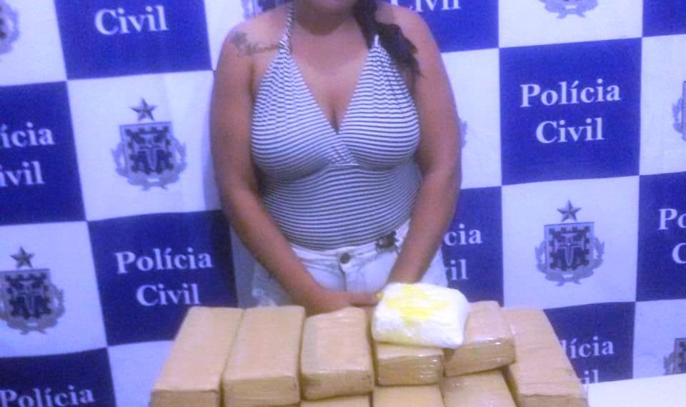Mulher é presa com drogas que seriam levadas em taxi para Itacaré