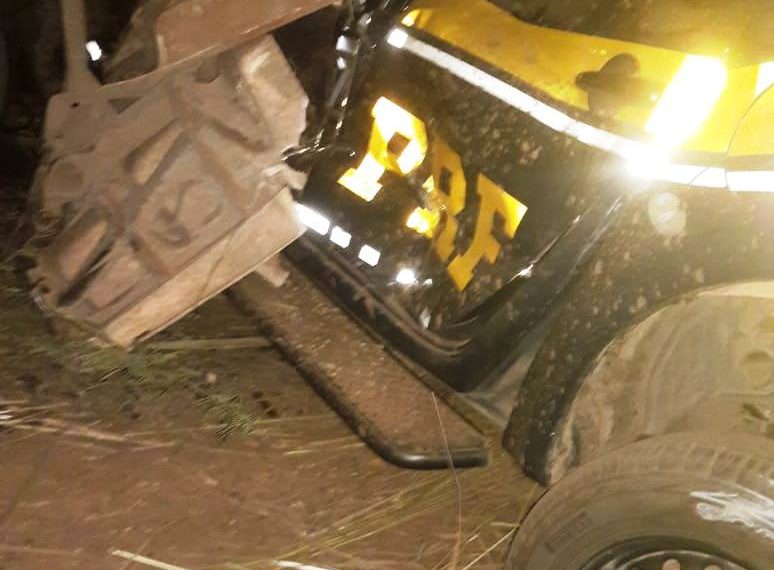 Grave acidente envolve duas carretas e uma viatura da PRF deixa mortos e feridos