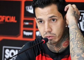 Vitória anuncia rescisão de Victor Ramos, a pedido do zagueiro