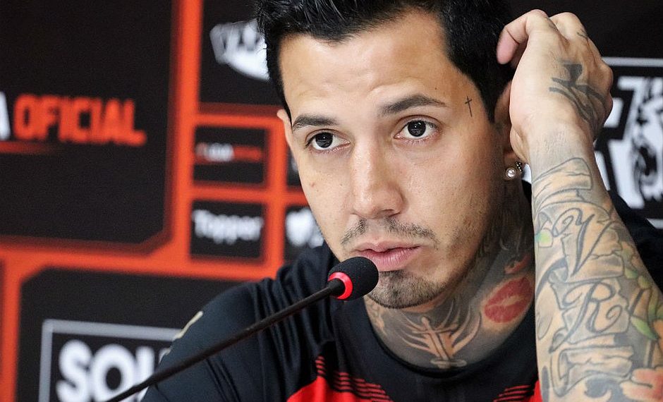 Vitória anuncia rescisão de Victor Ramos, a pedido do zagueiro