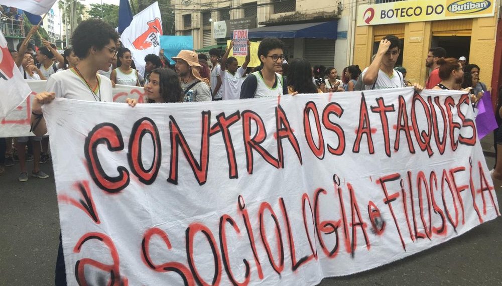 Professores e estudantes de Salvador protestam contra bloqueio de recursos da educação anunciado pelo MEC