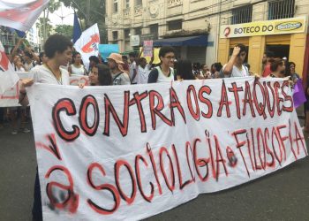 Professores e estudantes de Salvador protestam contra bloqueio de recursos da educação anunciado pelo MEC