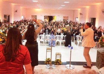 Organizadores comemoram o sucesso do Chá de Mulheres Outono/Inverno da Igreja Missão e Resgate
