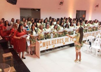 Organizadores comemoram o sucesso do Chá de Mulheres Outono/Inverno da Igreja Missão e Resgate
