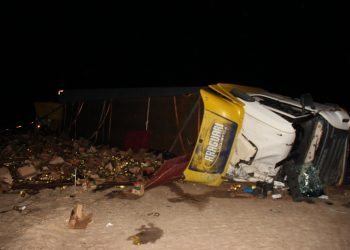 Carreta bi-trem carregada de óleo de soja tomba na BR 116