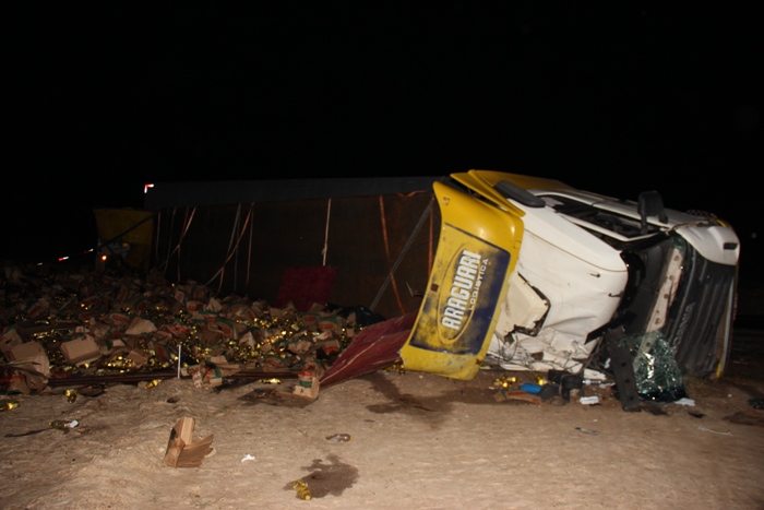 Carreta bi-trem carregada de óleo de soja tomba na BR 116