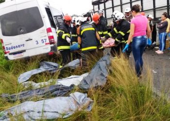 Colisão entre van e caminhão deixa oito mortos em São Gonçalo; vítimas eram trabalhadores de um aviário da região