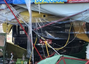 Dois morrem após caminhão atingir barracas de fogos de artifício em Muritiba