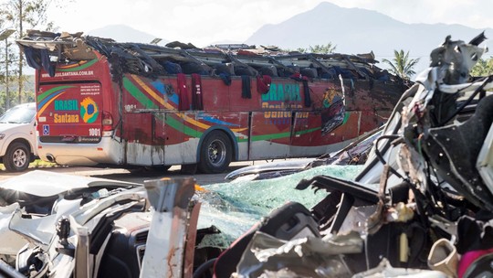 SP – Acidente com ônibus de turismo deixa 10 mortos