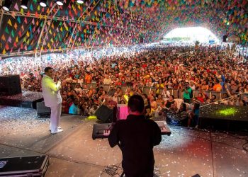Irecê – Shows no Mercadão atraem multidão depois de encerramento da festa na Praça Clériston Andrade