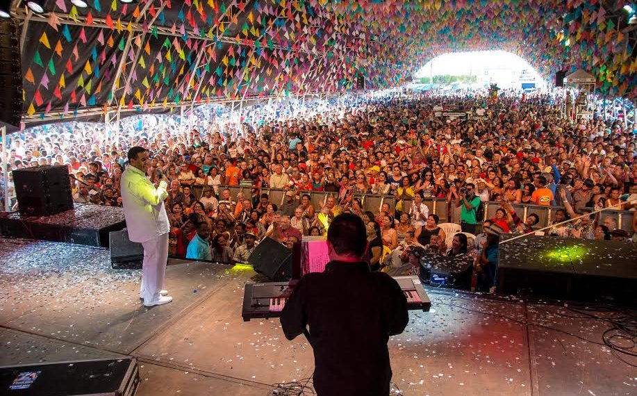 Irecê – Shows no Mercadão atraem multidão depois de encerramento da festa na Praça Clériston Andrade