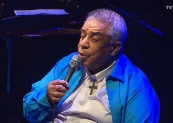 Agnaldo Timóteo melhora e já consegue conversar com familiares