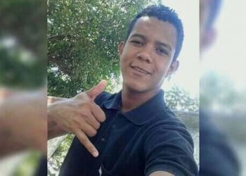 Jovem é assassinado na frente da casa da avó em Riachão do Jacuípe.Vítima já teve dois irmãos mortos da mesma forma