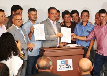 Governador assina consórcios para policlínicas de Serrinha, Itaberaba e Porto Seguro