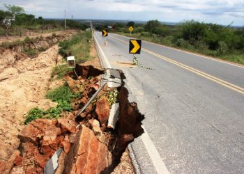 Dois meses depois de reportagem no CN chamando atenção para os riscos na BA 120 nada foi feito