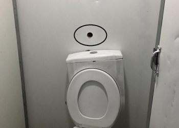 Homem é detido após abrir buraco em parede e filmar mulheres em banheiro de festa