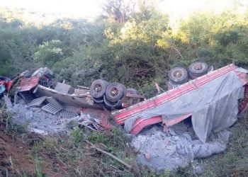 Carreteiro sobrevive após veículo carregado de cimento capotar na BA 131
