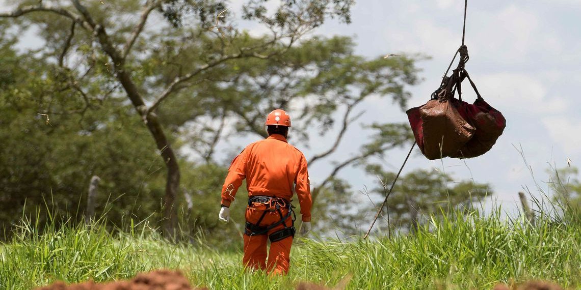 MG – Bombeiros encontram corpo completo em Brumadinho