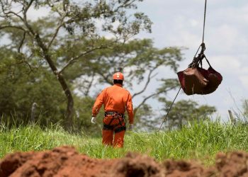MG – Bombeiros encontram corpo completo em Brumadinho