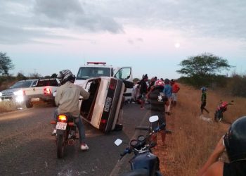 Homem morre e outro fica ferido em capotamento na BR 324