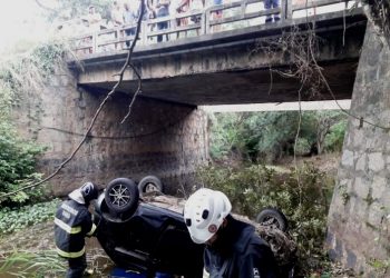 Carro cai de ponte na BA 220, uma pessoa morre e quatro ficam feridas