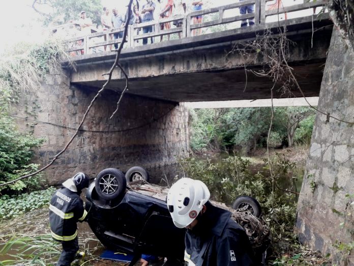Carro cai de ponte na BA 220, uma pessoa morre e quatro ficam feridas