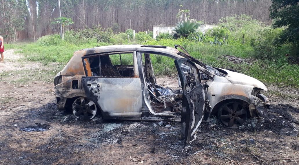 Jornalista da Rede Bahia escapa da morte, após bandidos atearem fogo em seu carro com ele no porta malas